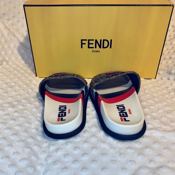 *AUTHENTIC* FENDI MANIA SLIDES - Picture 3 of 7
